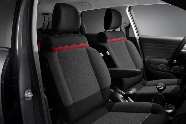 画像: シトロエン C3 エアクロスSUV Cシリーズ シックエディションの前後シートには、ディープレッドのアクセントカラーが配置されている。