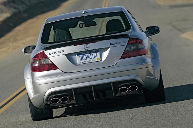 画像: メルセデス・ベンツ CLK63AMGブラックシリーズ。サーキット走行にも適した、2シーターピュアスポーツモデル。AMGがレースから活動をスタートしたブランドであることを思い出させる挑戦的な外観。