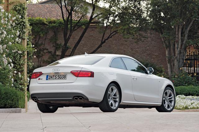 画像: A5と同時デビューした高性能バージョンとなるS5クーぺ。これまでのアウディは、Sモデルは後に登場させていたが今回はその手法をとらなかった。そこにはスポーツクーペ市場で先行するライバルを一刻も早く捕捉したいという思いがあるのだろう。