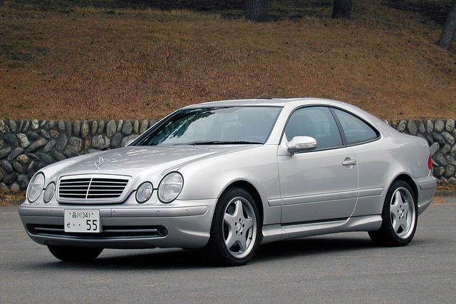 画像: 当時のAMG車に共通なデザインのバンパースポイラーとサイドステップを装着。だが派手さや下品さはないのがいい。