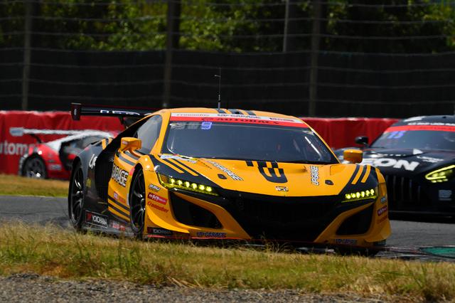画像: 激しい2位争いを後方から伺っていた18号車NSXが、アクシデントに巻き込まれることなく2位を手にする。