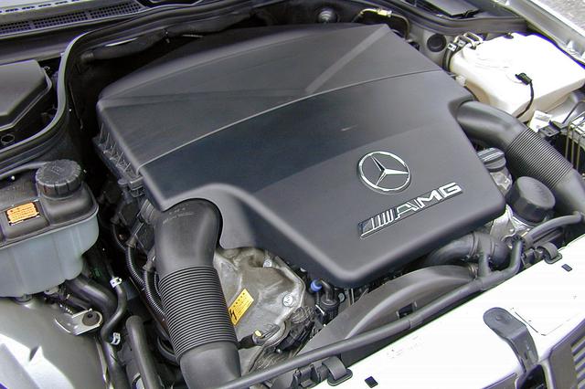 画像: 他のAMGモデル同様、5.5LにアップされたV8を搭載。例によって巨大なカバーに覆われてエンジン本体はほとんど見えない。