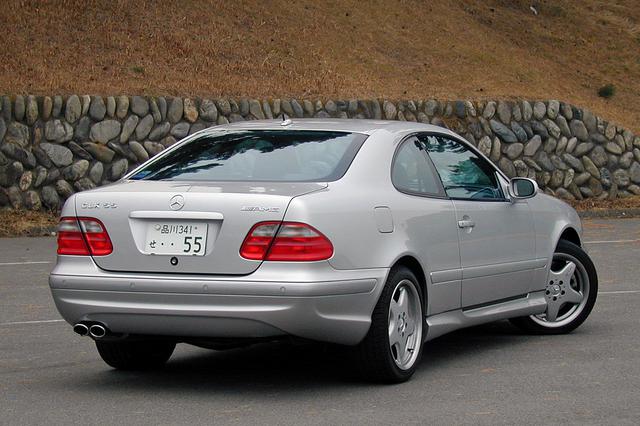 画像: リアもフロント同様おとなしめだが、トランクリッドの「CLK55」とAMGのエンブレムがさりげなく主張している。