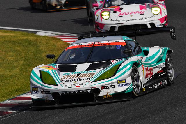 画像: ファイナルラップに柳田真孝がベテランの技を見せ2台を交わし、2号車ロータスが表彰台を獲得。
