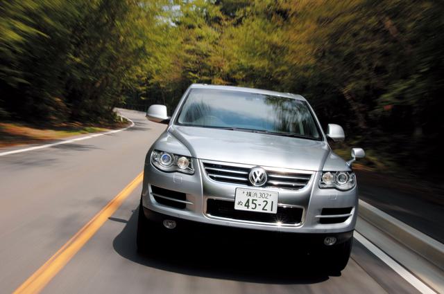 画像: 2007年5月にフェイスリフトされたフォルクスワーゲン トゥアレグ。もっとも大きな変更点はエンジンのアップグレード。V6エンジンは3.6LとなりFSI化、V8は排気量こそ変わらないがこれもFSI化されている。