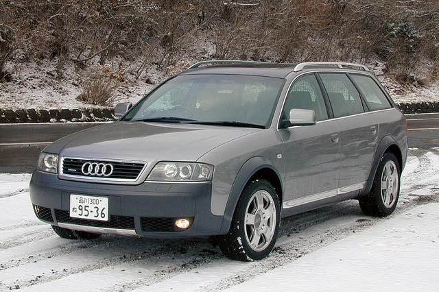 画像: ノーマル時でもA6アバントより車高は45mm高い。SUV風(?)にドアミラーは上下方向に少し大型化されている。