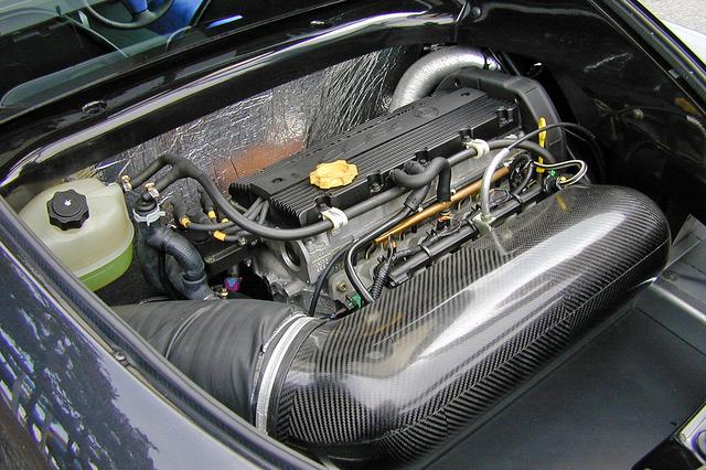 画像: ローバー製の1.8L 直4DOHCを横置きミッドシップ搭載。ノーマルのエリーゼのものよりパワーアップされている。