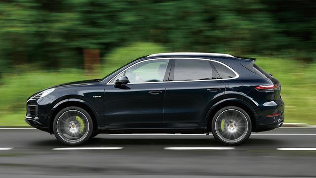 画像: ポルシェ カイエンE-ハイブリッド。街乗りでのスムーズさが印象的だ。