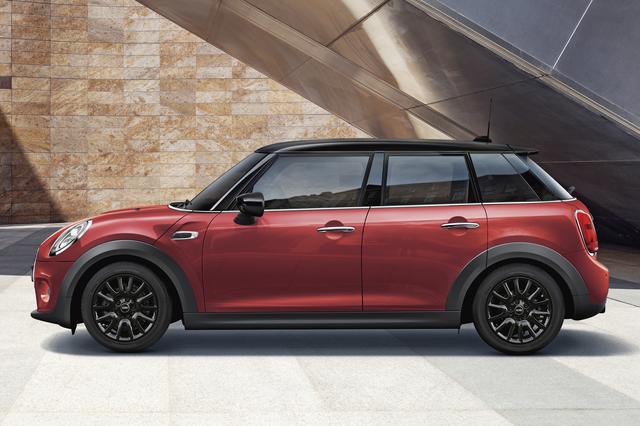 画像: ボディカラーは「特別な赤」、インディアンサマーレッドメタリック。ベースはMINI クーパー5ドア。
