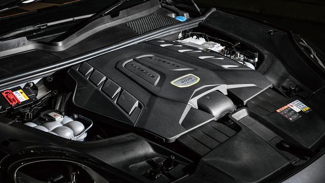 画像: ターボS E-ハイブリッド搭載の4L V8DOHCツインターボ。最高出力550ps、最大トルク770Nm。