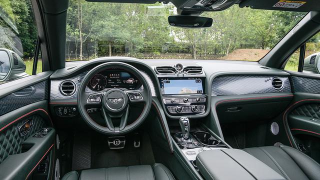 画像: デジタルメーター、10.9インチタッチ式ディスプレイも採用、センターフェイシアはBENTLEYウイング形状だ。