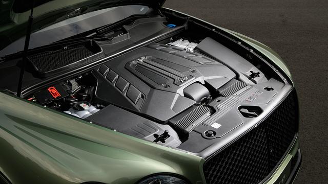 画像: まずはV8ツインターボエンジンから日本へ導入、後にプラグインハイブリッドやW12のベンテイガスピードが続く。