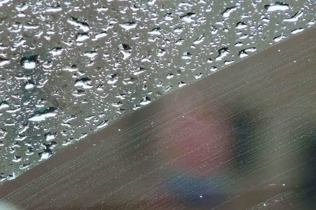 画像: ワイパーの拭き残しの原因はいくつか考えられるが、見つけたら視界が悪くなるまえに早めのゴムおよびブレードの交換をオススメする。