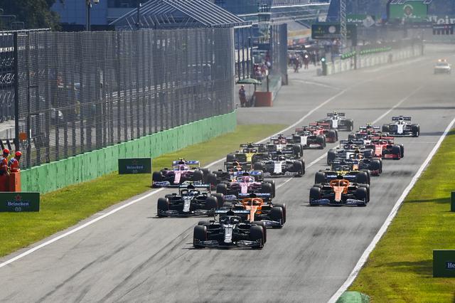画像: イタリアGPの決勝スタート。ポールポジションからルイス・ハミルトン(メルセデスAMG】がリードを広げて行く。波乱が起きる19周目まではハミルトンのレースだった。