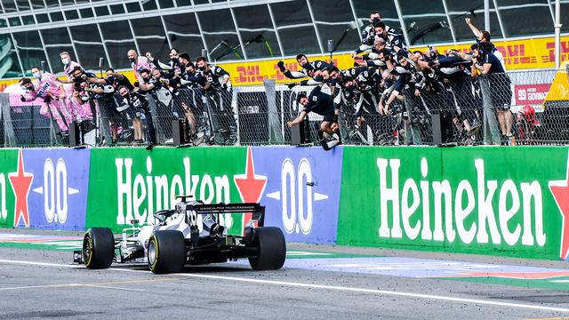 画像: 赤旗再スタート後トップに立ったピエール・ガスリーは、カルロス・サインツ(マクラーレン・ルノー)の猛追を抑え切ってトップのままチェッカーを受けた。