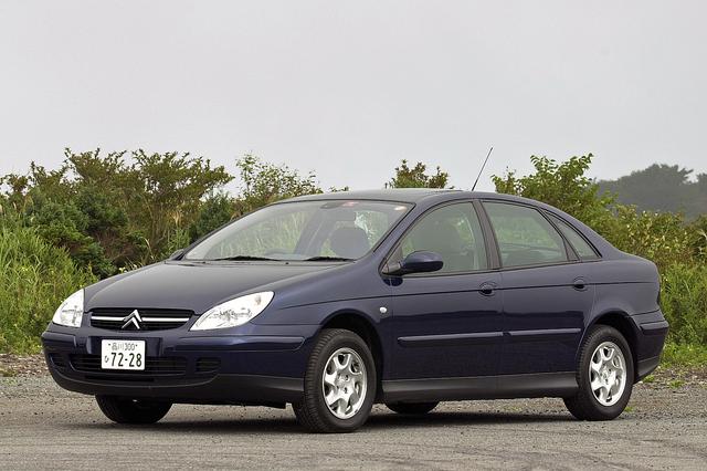 画像: タイヤ&ホイール以外、3Lとは外観はほとんど変わらない2Lの「2.0」。価格は316万円と、このクラスとしてはかなりお買い得。
