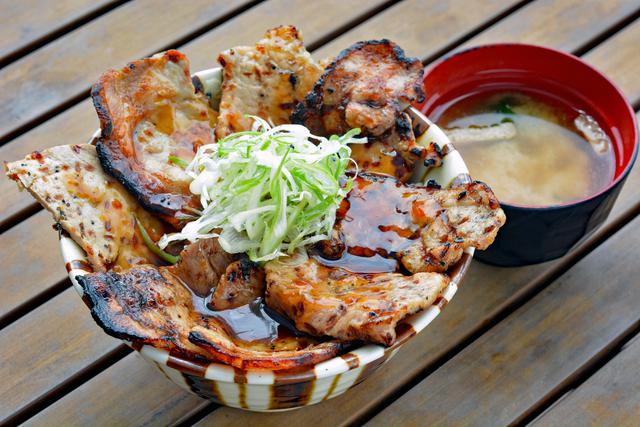画像: 「上州ぽ~く亭」の「溶岩焼きロース・バラ豚丼」(1210円)。2種類の豚肉をリンゴをたっぷり使った甘辛タレでいただく。