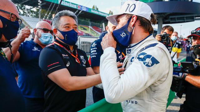 画像: ホンダの山本雅史F1マネージングディレクターとガスリー。