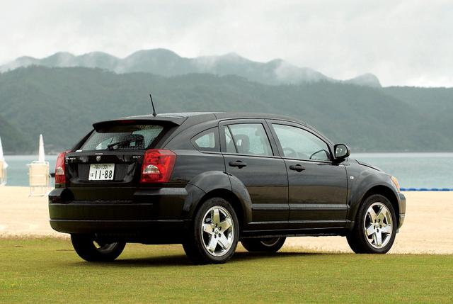 画像: ダッジのエントリーモデルとなるCセグメントSUV、キャリバー。「大胆なスタイリングと巧みなパッケージングを備えた」というキャリバーは今風デザインだが随所にダッジのDNAを感じる。