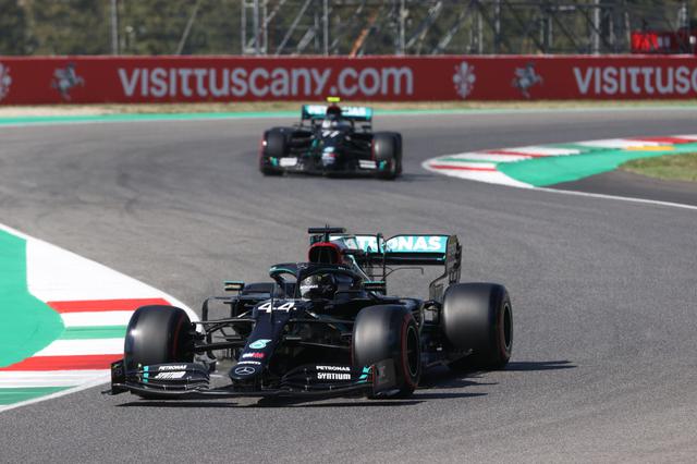 画像: トスカーナGP予選でポールポジションを獲得したメルセデスAMGのルイス・ハミルトン。2番手にもバルテリ・ボッタスが入り、メルセデスAMGがフロントロウを独占。