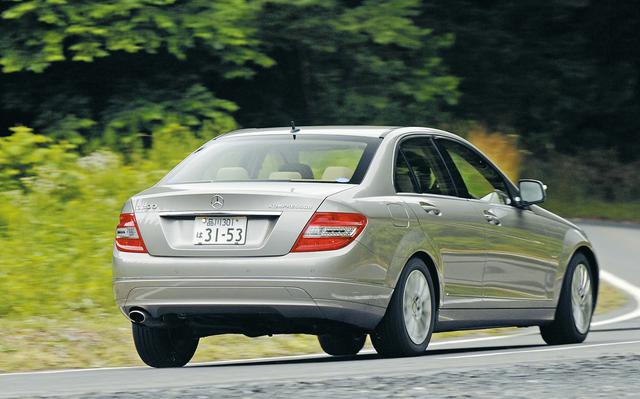 画像: メルセデス・ベンツC200コンプレッサーエレガンス。エアアウトレットを採用し整流効果を高めるテールランプが注目される。
