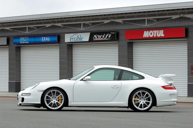 画像: 様々な空力パーツが与えられ、独自の外観を構築する997型ポルシェ911GT3。