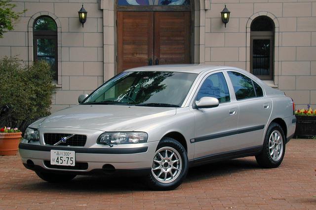 画像: 外寸はホイールべースも含めてターボ車とまったく同じ。195/65R15タイヤとアルミホイールは標準装備。