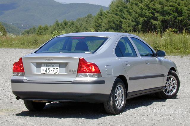 画像: ショルダーが張り出したスタイルも変わらず。右リアコンビランプの脇には「S60」と「2.4」のエンブレムが備わる。