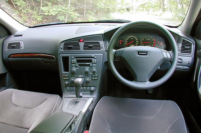 画像: インテリアでは、ATにはマニュアルシフト用のゲートが備わらないのがターボ車との最大の違い。装備に不満はない。