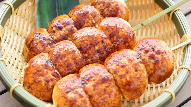 画像: 「焼きまんじゅう」(1串350円)。群馬県人のソウルフードとも呼べる伝統の食べ物。