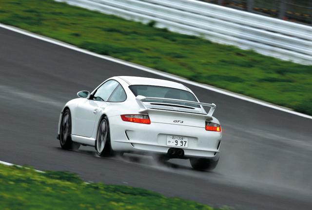 画像: 997型ポルシェ911GT3 の国内試乗会は雨の富士スピードウェイで行われた。操作のすべてがダイレクトに伝わり、挙動のすべてをダイレクトに伝えられるので、クルマとの対話はきわめて密。それゆえ、クルマを御することができる。