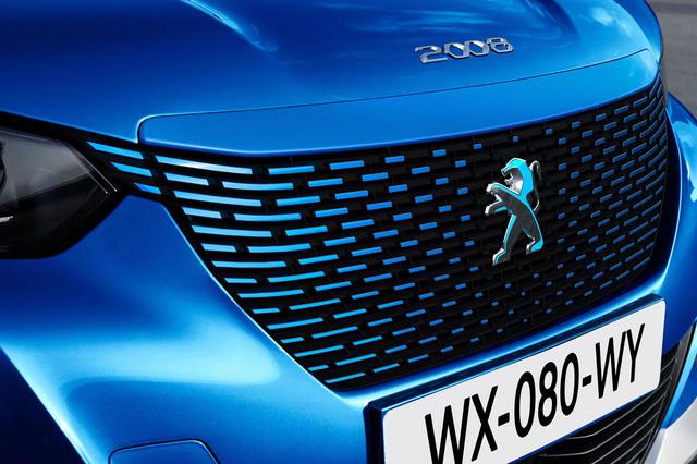 画像: SUV e-2008のフロントグリルはボディ同系色に塗装され、またプジョーエンブレムは見る角度によって色の変化する特殊な加工が施された「ダイクロイックライオン」を配置する。