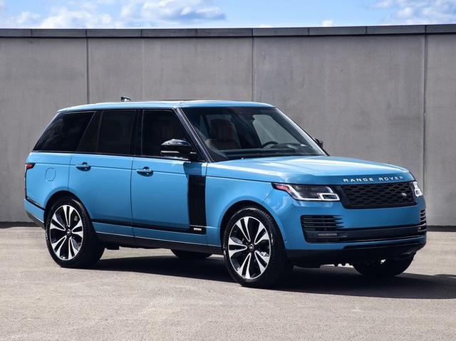 画像: レンジローバー誕生50周年を記念して登場した限定車「レンジローバー フィフティ」。ボディカラーはタスカンブルー。