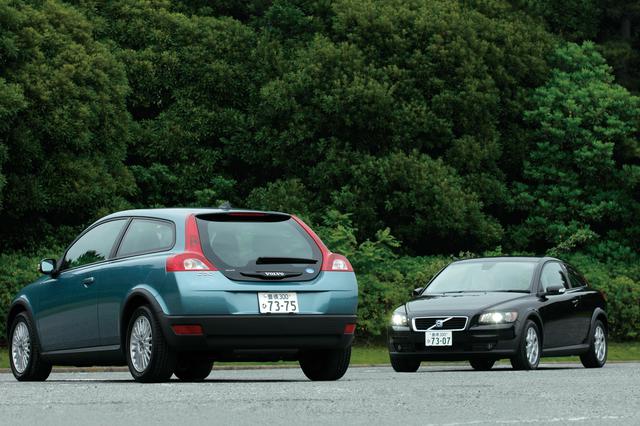 画像: モダンボルボの特徴となっている馬蹄型テールライトにガラスハッチを組み合わせた個性的なリア。