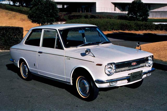 画像: 1966年に誕生した初代のトヨタ カローラ。ひと足先にデビューしていたニッサン サニーに対抗した「プラス100ccの余裕」のキャッチコピーを持って売り出されたモデル。ボディサイズは全長3845mm/全幅1485mm/全高1380mm。