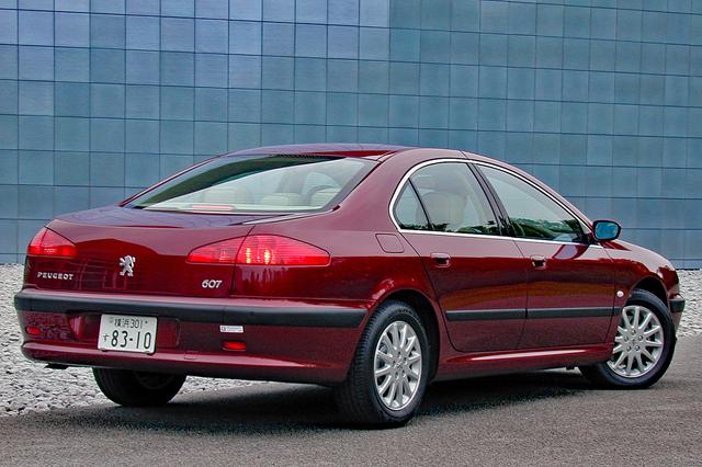 画像: クーペ407にも似た雰囲気のリアスタイル。右リアコンビランプ下「607」エンブレムの「0」がトランクオープナー。