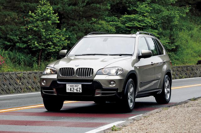 画像: X5 4.8i。SAVとして初めてランフラットタイヤを標準採用。走行条件にもよるが、パンクしても最大積載時でも80km/hで最大約150km走行可能。