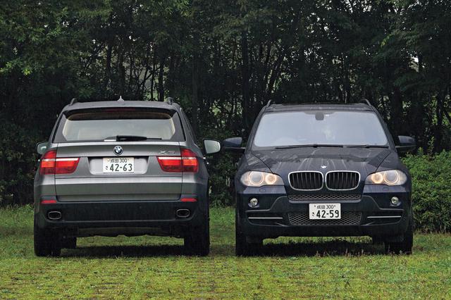 画像: 基本的に初代のイメージを踏襲して登場した2代目BMW X5。リアゲートは初代同様、上下2分割式。左が4.8i、右が3.0si。