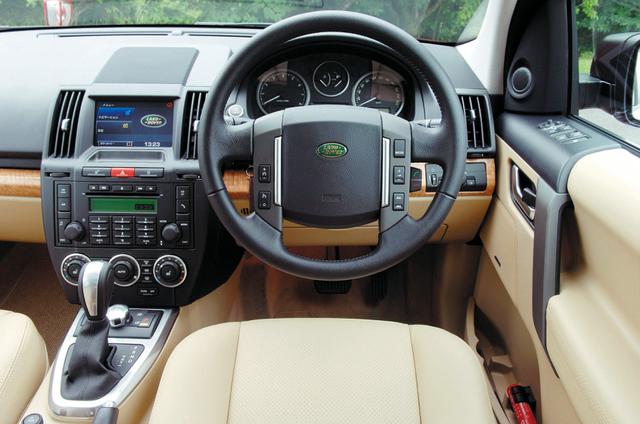 画像: ランドローバー車ならではのインテリアの眺め。メーターパネル内にある6速ATのシフトポジション表示はやや見にくかった。