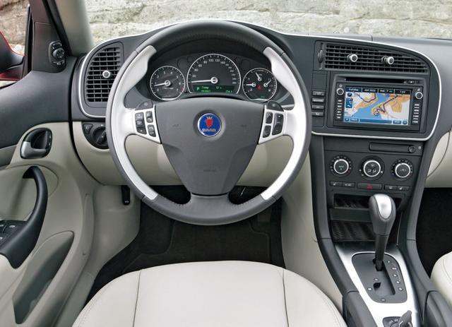 画像: 9-3スポーツセダン V6 エアロのインテリア。ルーフパネル以外のほぼすべてがリニューアルされたという外観とは異なり、インテリアは従来とほとんど変わっていない。ナビがビルトインされたのが大きな変更点。