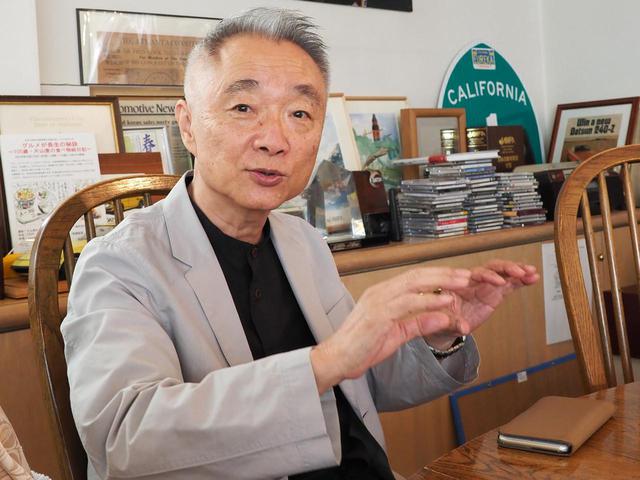 画像: 山下敏男 氏 1949年生まれ。福岡県出身。1968年入社。ショーカーのデザインなどを経て430セドリック、初代バイオレットをなどを担当。Z31のデザインが始まった頃、アメリカのNDIへ出向。帰国後、1985年から園 勲夫のもとでZ32の先行デザインを開始、その後チーフデザイナーに就任して全体を取りまとめた。写真は2020年9月、ミスターKオフィスにて