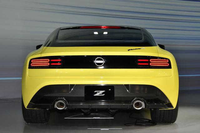 画像: リアのデザインは、S30やZ32などいくつかの歴代Zが持つテールランプからインスピレーションを得たデザインテーマを現代風にアレンジ。ハイテクで先進的な光の演出を見せる。