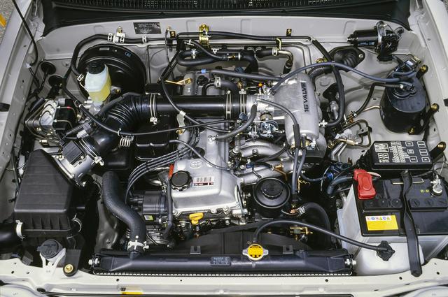 画像: 最高出力150ps、最大トルク24.0kgmを発生する2.7L直4ガソリンエンジンには5速MTと4速ATが組み合わされる。インテークマニホールドのロングポート化で、低中速域のトルク向上を図っている。