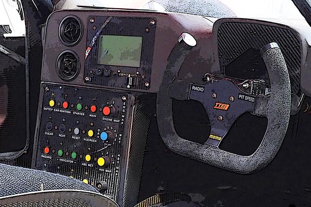画像: TS020の「狭い」コクピット。すでにF1でもステアリングに数個のスイッチが見られた頃。無線とピットレーンボタン以外をセンターコンソールパネルに集めている。ドライバーは、かなり忙しい作業が求められただろう。