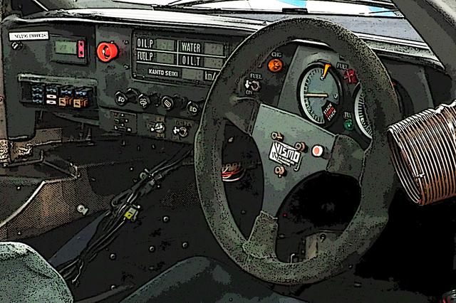 画像: R92CPは丸型ステアリング。メーターやスイッチ形状を見ても、まだ「クルマらしい」アナログな時代だったとわかる。オイル系や水温など、重要情報だけはデジタル表示だ。ちゃんと助手席もあり、全体にゆったりしていた。