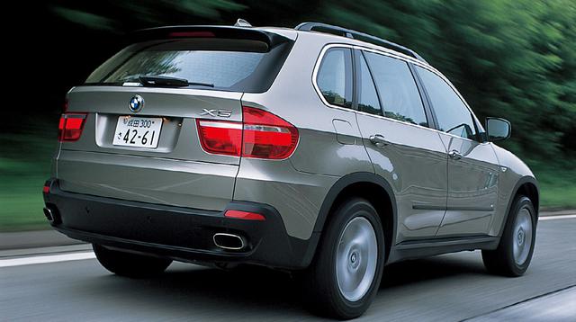 画像: 4.8L V型8気筒自然吸気エンジンを搭載するX5 4.8i。