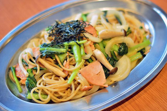 画像: 「野菜たっぷりジャポネーゼ」(950円)。太めのパスタ麺にたっぷりの野菜をあえた、和風のスパゲッティ。