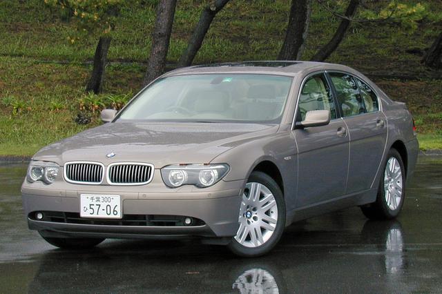 画像: 「眉毛」が付いた大型のカバーで覆われた丸型4灯ヘッドランプが独特。全幅は1.9mまで拡大されたので、狭い道では少し気になる。