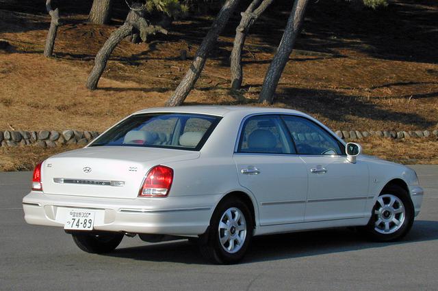 画像: 高級車らしく、外観にはクロームメッキのパーツを多用している。リアコンビランプより一段高められたトランクリッドが特徴的だ。