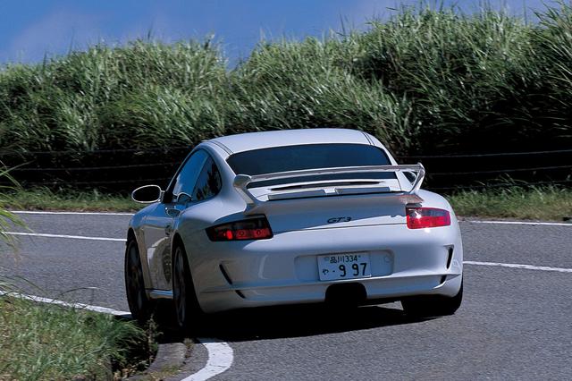 画像: 2007年に日本に上陸した997型ポルシェ911GT3。ポルシェというブランドとモータースポーツとを密接に結びつけるイメージリーダーであり、911シリーズの中にあってもある種特別の存在。